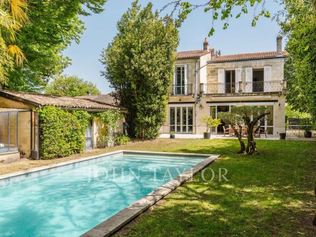 Maison 8 pièces 320 m²