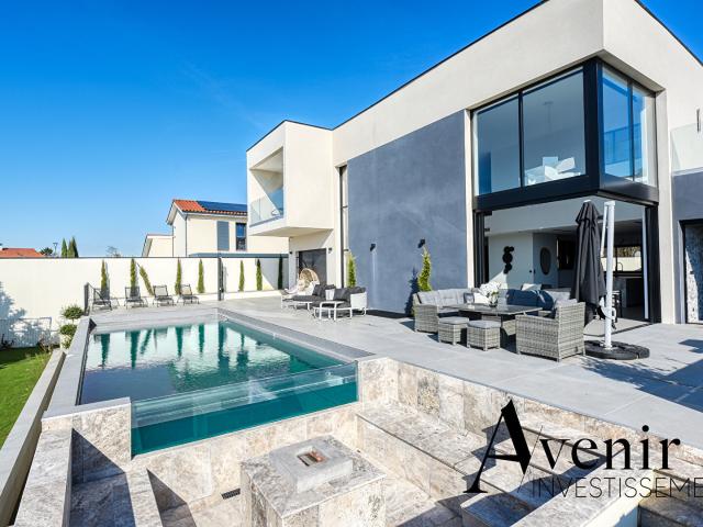 Maison 8 pièces 322 m²