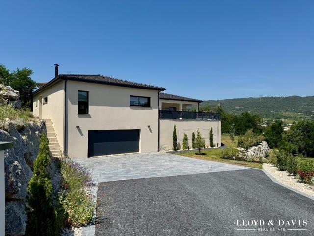 Maison 8 pièces 322 m²