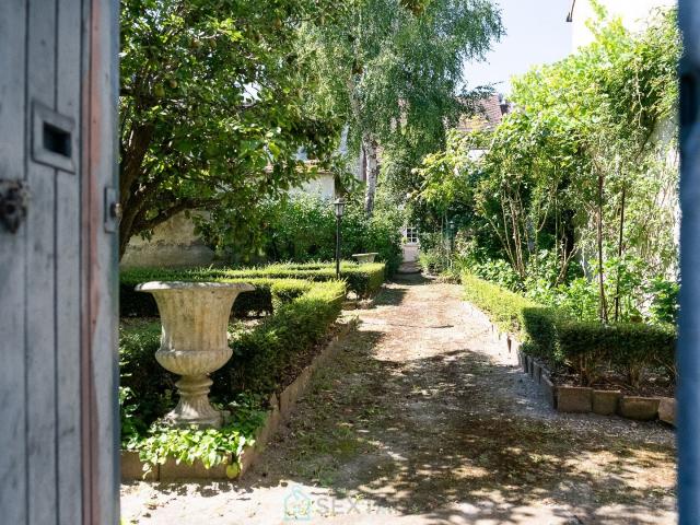 Maison 8 pièces 323 m²