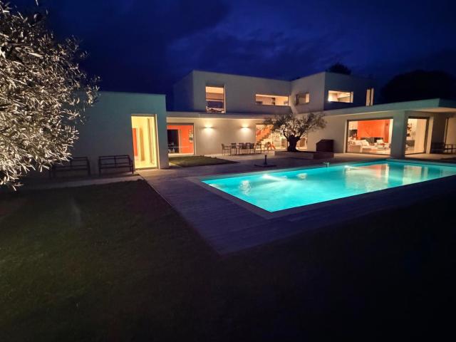 Maison 8 pièces 330 m²
