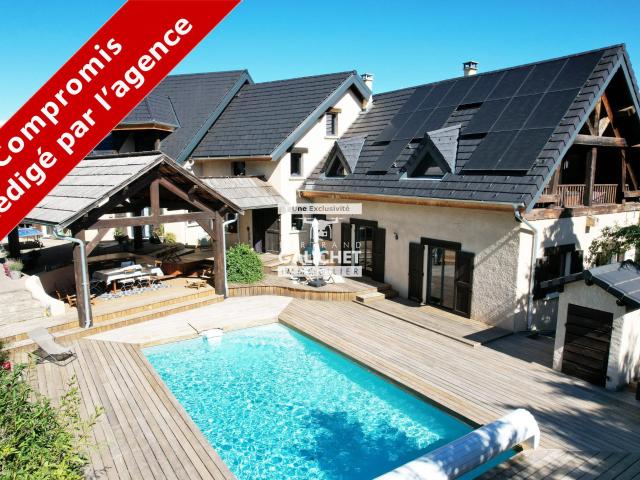 Maison 8 pièces 330 m²