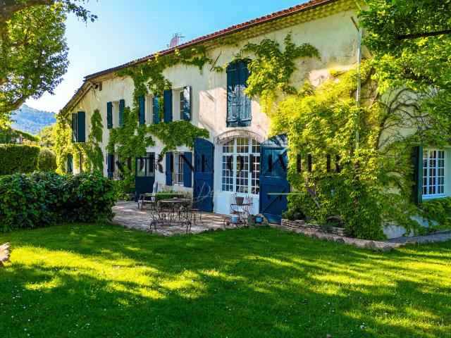 Maison 8 pièces 330 m²