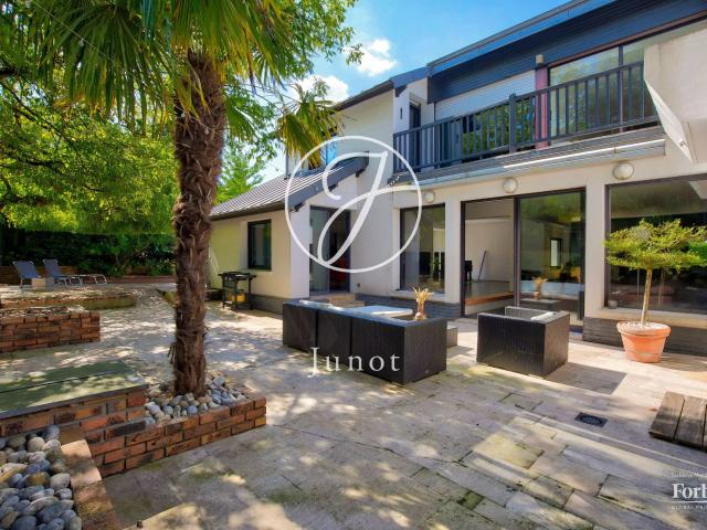 Maison 8 pièces 330 m²