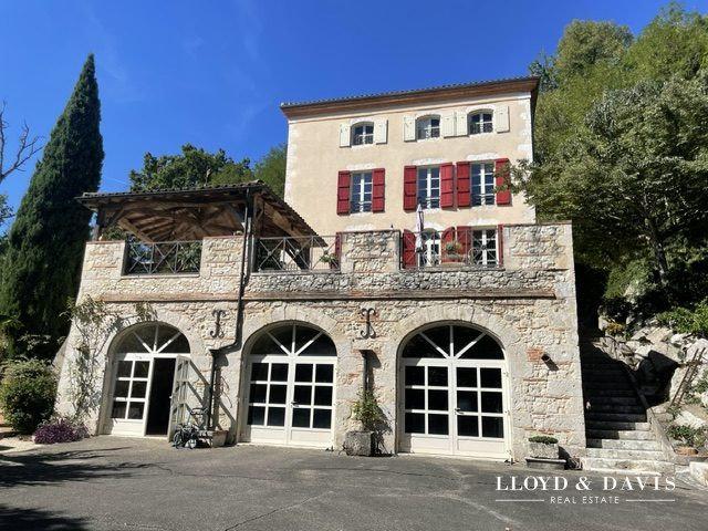Maison 8 pièces 330 m²
