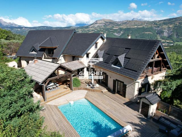 Maison 8 pièces 330 m²