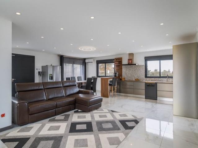 Maison 8 pièces 330 m²