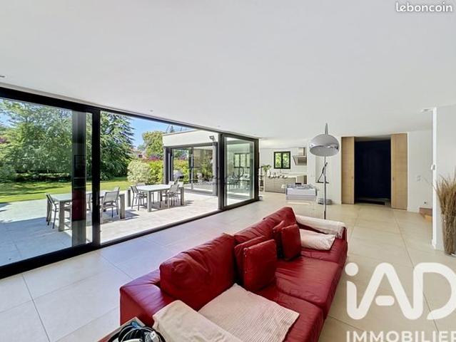 Maison 8 pièces 330 m²