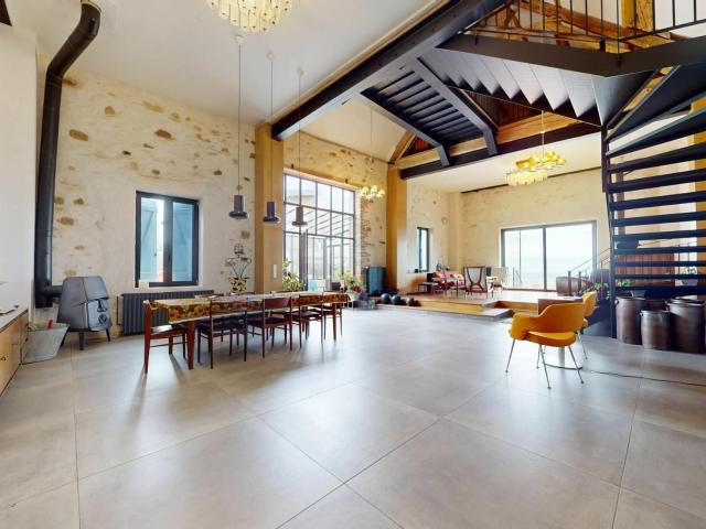 Maison 8 pièces 331 m²
