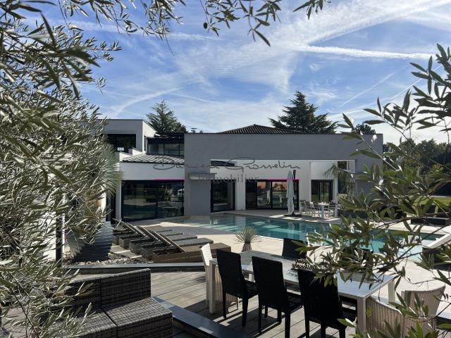 Maison 8 pièces 350 m²