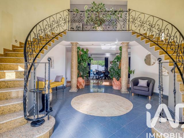 Maison 8 pièces 375 m²