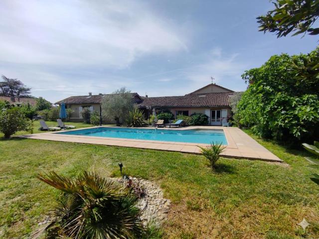 Maison 8 pièces 376 m²