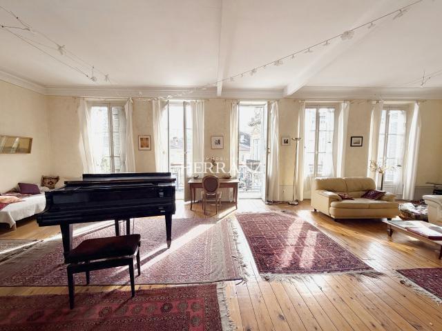 Maison 8 pièces 381 m²