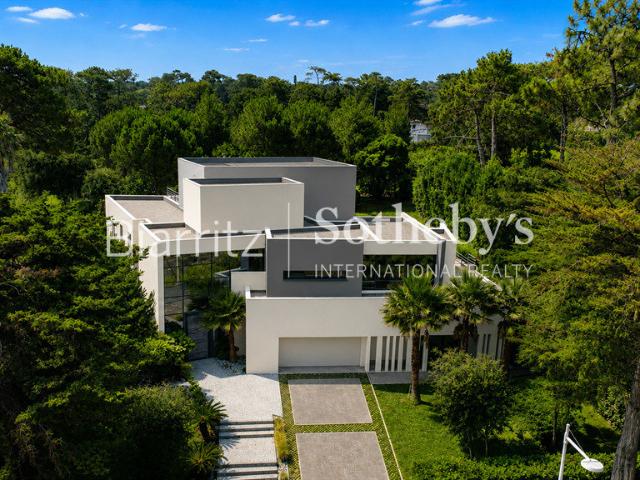 Maison 8 pièces 390 m²