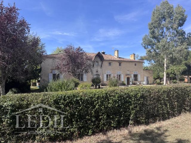 Maison 8 pièces 458 m²