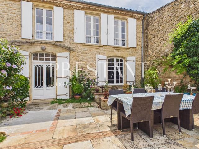Maison 8 pièces 466 m²