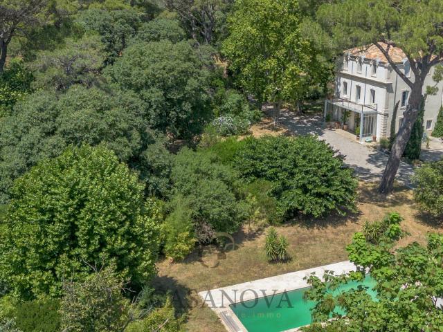 Maison 8 pièces 480 m²