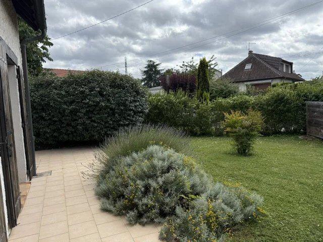 Maison 8 pièces, à louer à Combs la Ville 77380