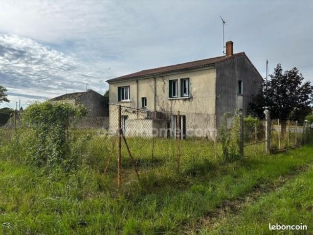 Maison 8 pièces à rénover de 200 m² avec permis accepté pour création de 2 logements – Moulidars 16290