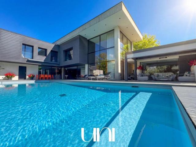 Maison 8 pièces de 307 m2 avec piscine Saint Contest