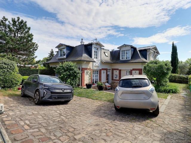 Maison 8 pièces Le Mesnil le Roi 170.00m² 3650€ à louer