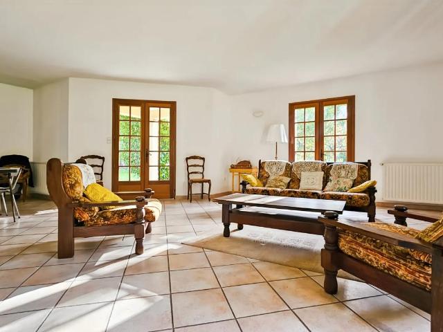 Maison 8 pièces spacieuse à Sainte Foy de Longas