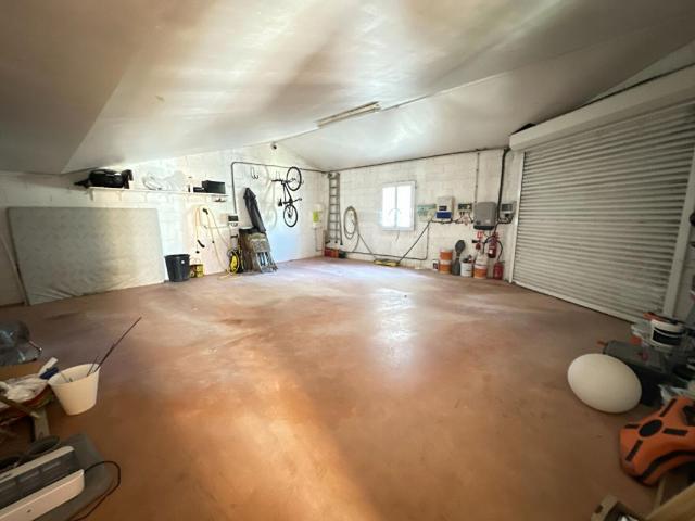 Maison 9 pièces, 218 m² à louer à Grans 13450