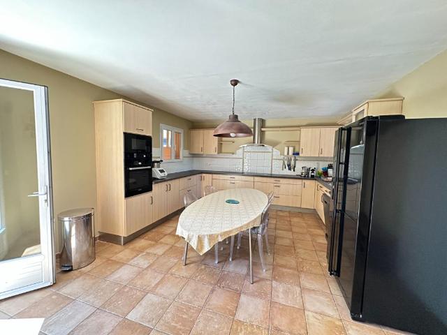 Maison 9 pièces, 218 m² à louer à Grans 13450