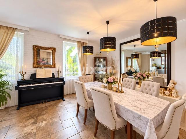 Maison 9 pièces 235 m²