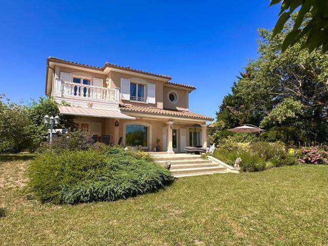 Maison 9 pièces 233 m²