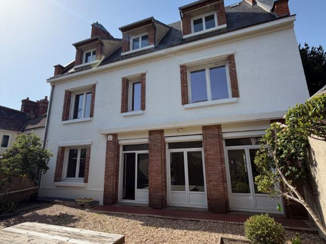 Maison 9 pièces 242 m²