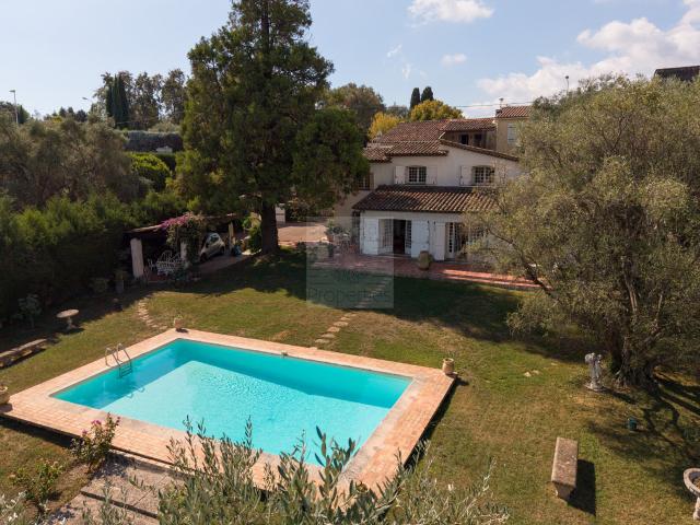 Maison 9 pièces 256 m²