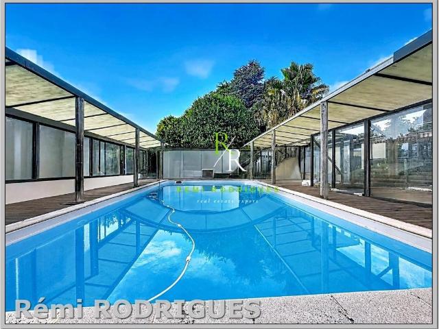 Maison 9 pièces 256 m²