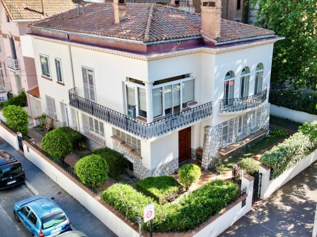 Maison 9 pièces 261 m²