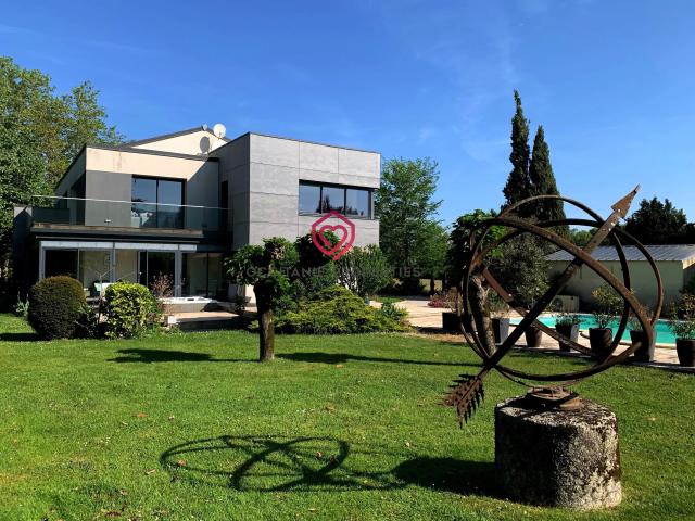 Maison 9 pièces 305 m²