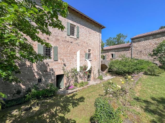 Maison 9 pièces 330 m²