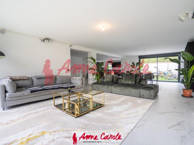 Maison 9 pièces 330 m²