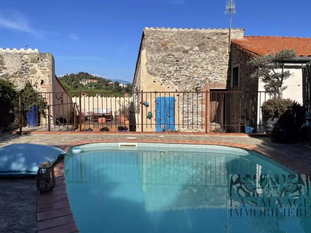 Maison 9 pièces 330 m²