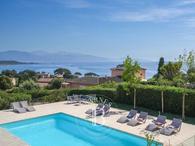 Maison 9 pièces 332 m²