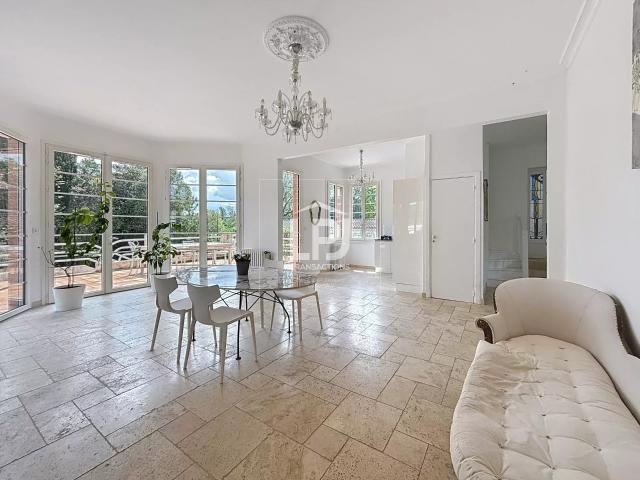 Maison 9 pièces 351 m²