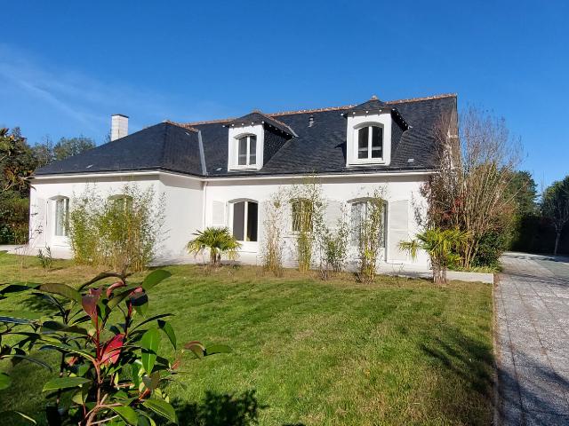 Maison 9 pièces, 353 m² à louer à Ballan Miré 37510