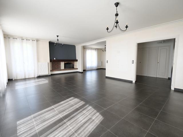 Maison 9 pièces, 353 m² à louer à Ballan Miré 37510