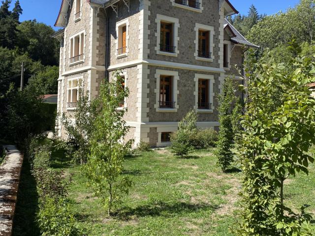 Maison 9 pièces 360 m²