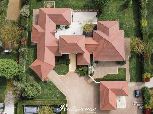 Maison 9 pièces 387 m²
