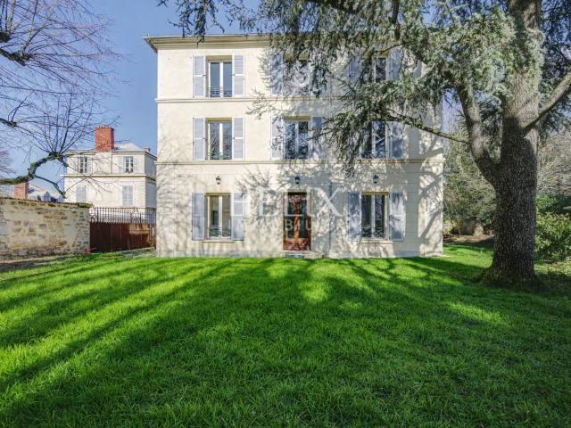 Maison 9 pièces 383 m²