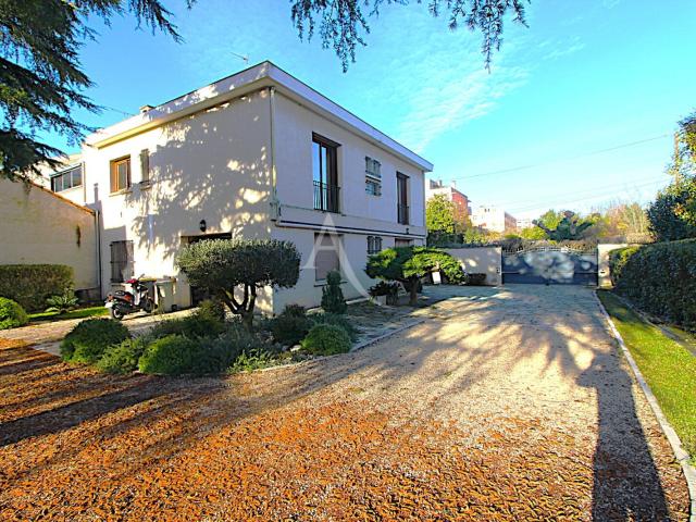 Maison 9 pièces 408 m²