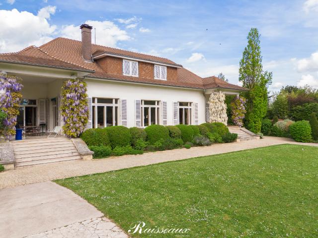 Maison 9 pièces 400 m²