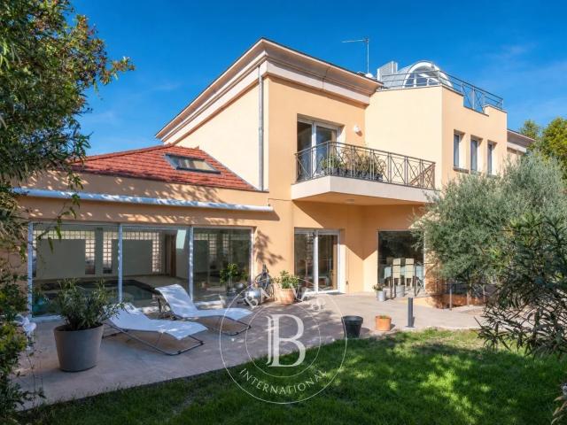 Maison 9 pièces 432 m²