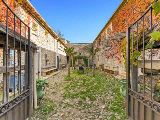 Maison 9 pièces 678 m²