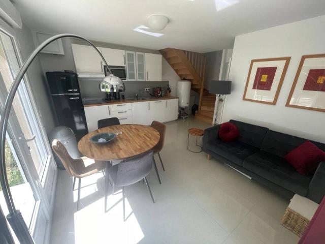 Maison « coup de cœur », triplex type F3/4, belles prestations dans secteur réputé, à la campagne, en limite de forêt et toutes commodités Commerces